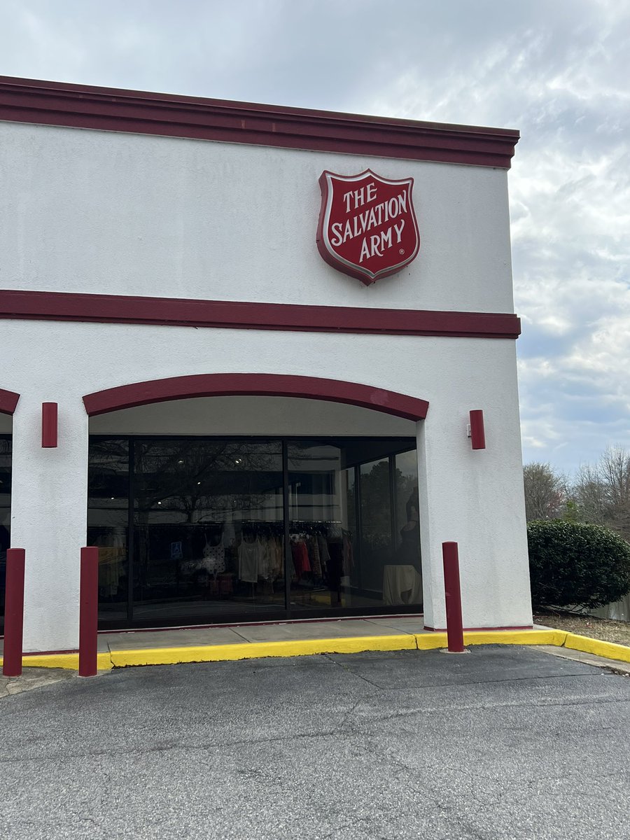 SWK69890's tweet photo. Norfolk State University’s SWK 698-90 research class donated clothes to the Salvation Army in the Hampton Roads area today to help those who need it most! 
#promotesocialjustice 
#SocialWorkers
#advocacy
#NorfolkStateUniversityMSW https://t.co/9TMffZ9Tba