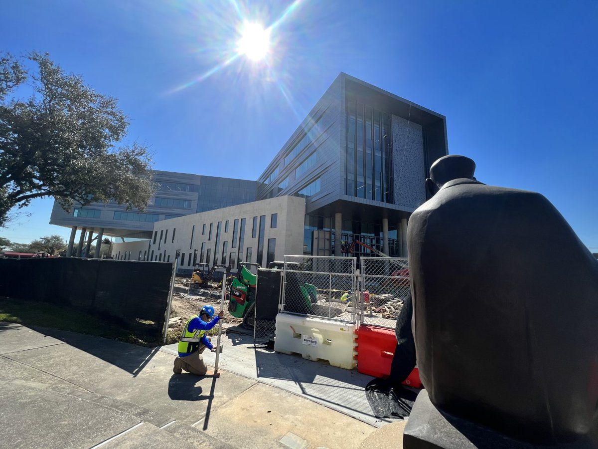 UHLAW's tweet photo. Construction is progressing nicely on the new John M. O'Quinn Law Building scheduled to open Fall 2022. See time-lapse images at https://t.co/vwrd1ZFFpw

#newbuilding #Fall2022 #progress #progressingnicely #WeareHoustonLaw #HoustonLaw #GoCoogs https://t.co/k9NrrhDS1h