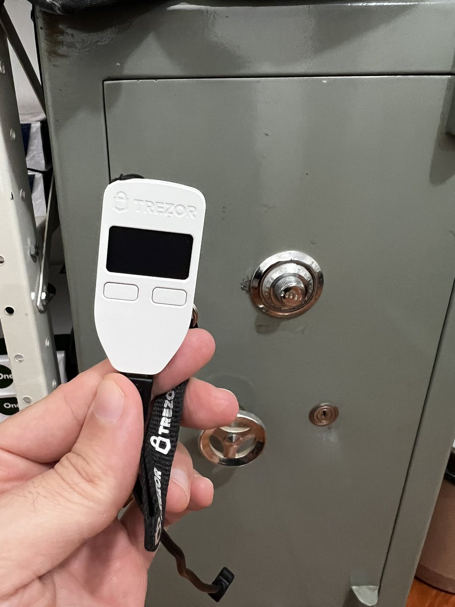 marcelangelo__'s tweet photo. Onde vc deixaria seu dinheiro pelos próximos anos?! #bitcoin #trezor https://t.co/YlETOWNuj0