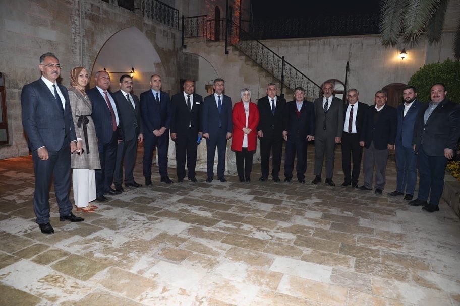 SuphiAksoyB's tweet photo. AK Parti Genel Merkez Yerel Yönetimler Başkan Yardımcımız @aysesula , AK Parti İl Başkanımız @abdkirikci , Büyükşehir Belediye Başkanımız @zabeyazgul ve İlçe Belediye Başkanlarımız ile bir araya geldik. https://t.co/oaC2sGrdIy