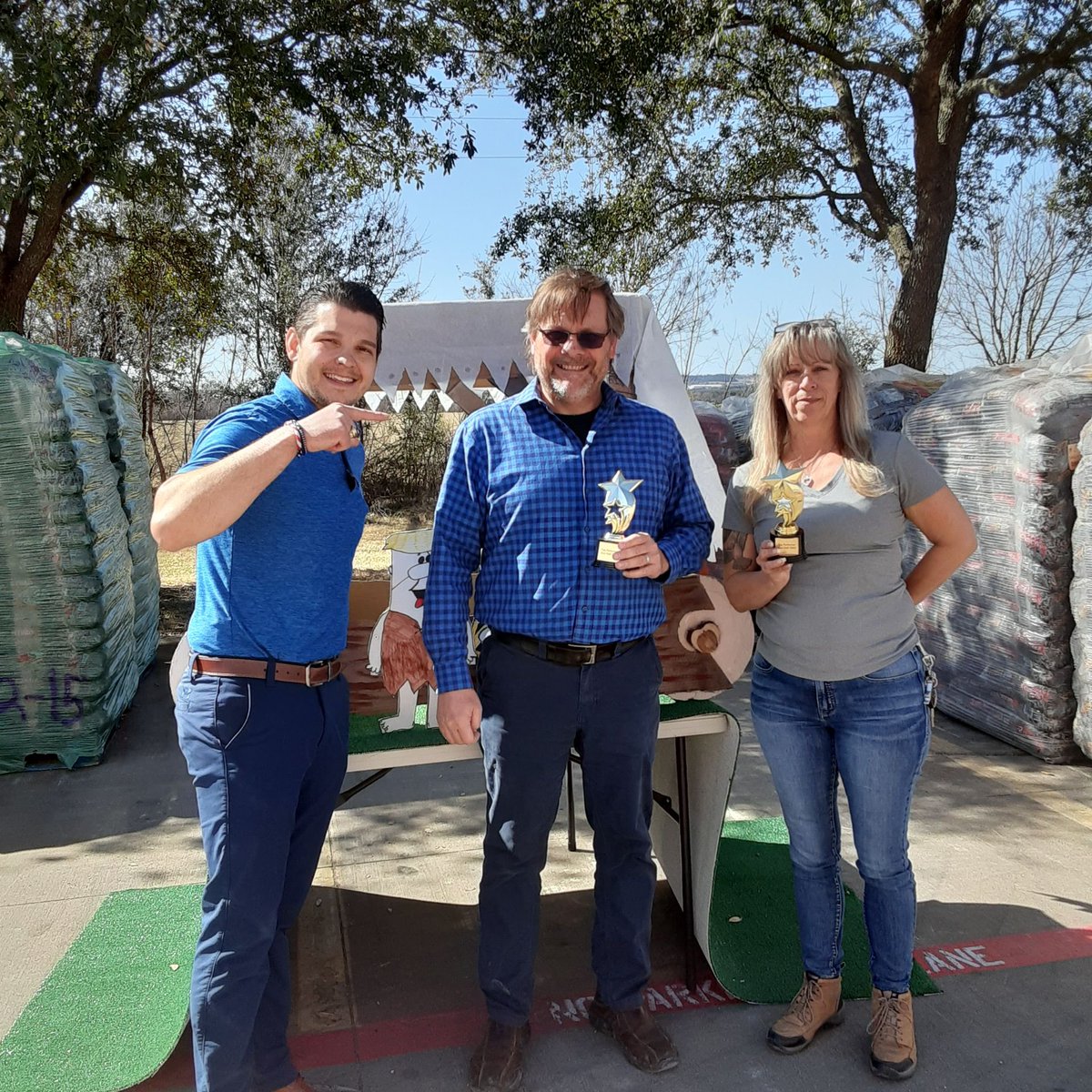 JJMarucci's tweet photo. 🌟6571🌟 💰SUCCESS SHARING💰 party! Having a 💥BLAST💥 with the Flintstones theme! We’ve got bowling, props for pictures, great food and of course a 🌽Corn hole tourney🌽! Yabba Dabba Dooooooo!!!!!! https://t.co/43F4vV8Lvt