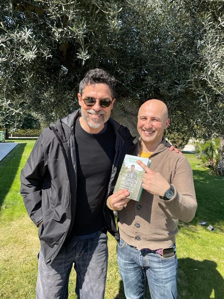 ALESSANDRO GASSMAN ha consegnato a #Taranto 200 alberi acquistati con i proventi dei diritti di autore del suo ultimo libro 😍

Grazie a Lorenzo Laporta

#madeintaranto #alessandrogassman #gassman