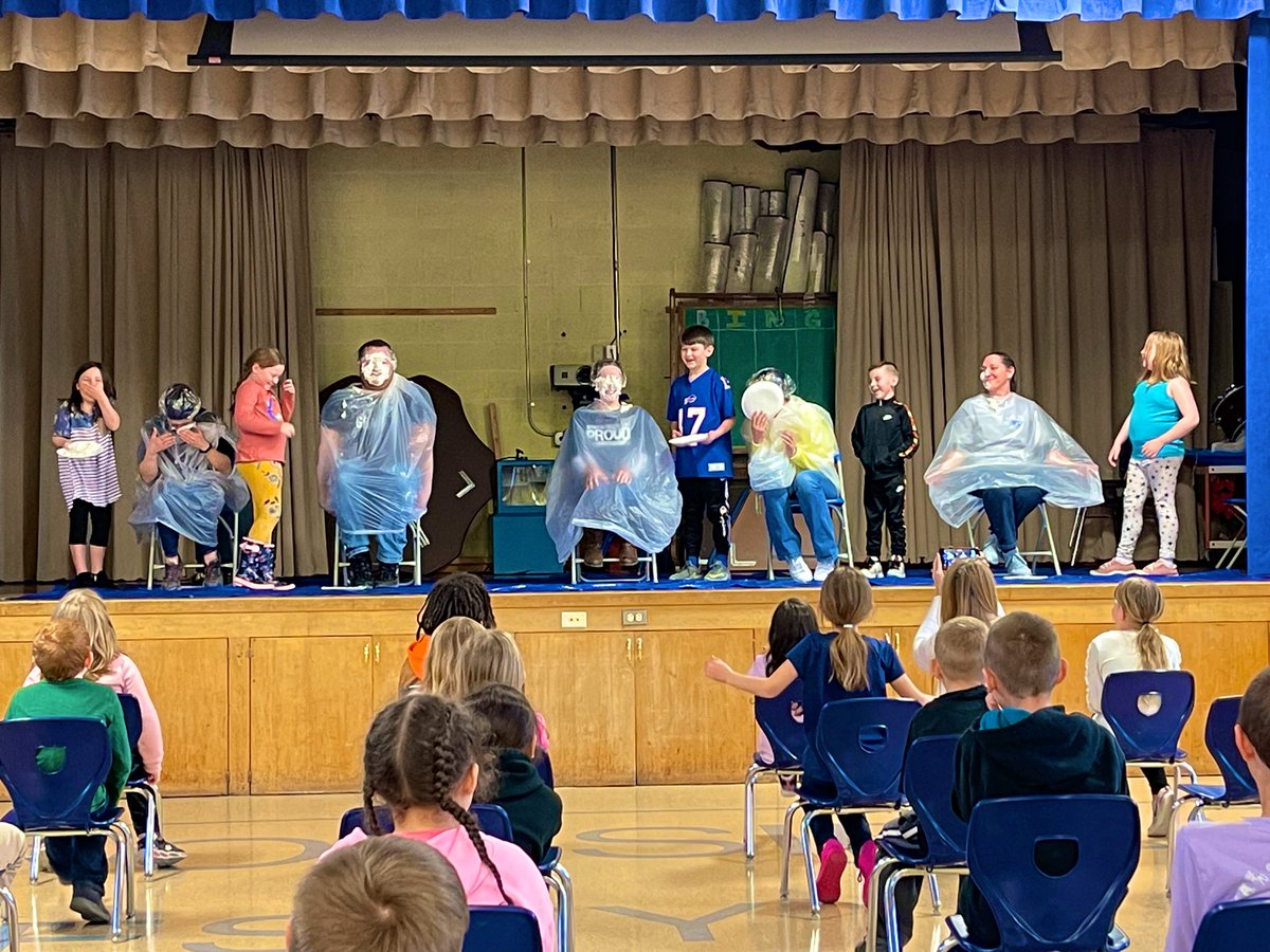BlambleKD's tweet photo. The students “ate up” the PBIS REWARD = PIE DAY.  🥧 👩‍🏫 👨‍🏫 Smiles, laughter and cheer all around. #SFCSDPROUD https://t.co/prwqoWNJ04