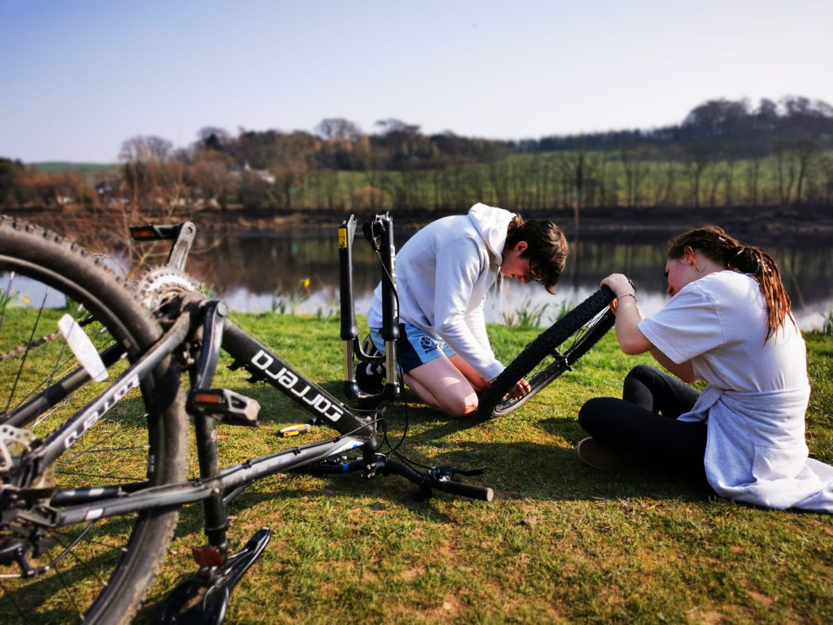 Been enjoying the weather?😎 We have state of the art learning spaces @ASWPerthCollege however, what can beat the banks o' the Tay for a 'classroom'?! @PerthCollegeUHI Outdoor Ed students were doing bike maintenance in the sun 🌞 Apply! 👇 perth.uhi.ac.uk/subject-areas/… #ThinkUHI