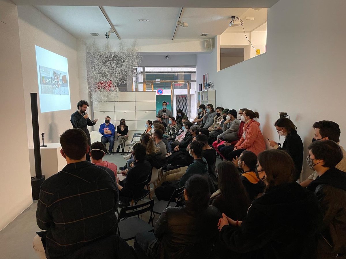 Hoxe falamos sobre videoxogos en <a href="/didac_gal/">Fundación DIDAC</a> con <a href="/Henrique_Lage/">Henrique</a> e <a href="/LantesSara/">Sara⚡</a> no marco da iniciativa <a href="/gdc_charlas/">Gente Dando Charlas</a>. 
Sara Pérez Lantes presentou a súa charla “Traballar en modo Game Jam” e Henrique Lage “Narrativa Ambiental. Escribir videoxogos a partir do espazo”. 
<a href="/DACCultura/">Cultura Depu. Coruña</a>