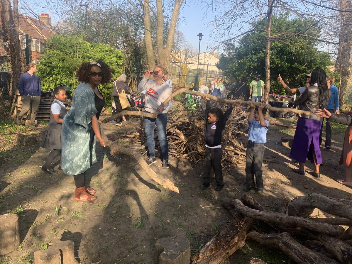 Christchurchsw9's tweet photo. Our amazing school community clearing the forest area this afternoon ready for the next phase of development. Thank you all so much for your support @FloEshalomi @FatNatChat @SW9Partnership @LambethCouncil @LSPLambeth #sw9partnership #forestschool https://t.co/bcYTm2lXsF