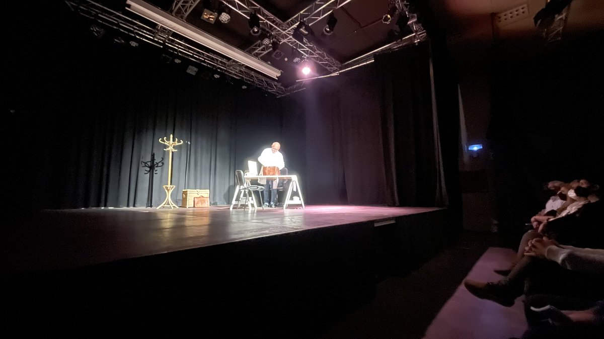 densayofest's tweet photo. ⚛️🎭 Comienza la segunda compañía finalista #densayo2022 @FenixTeatroZm con su obra #Terapia 
👥 Público entregado preparado para votar.
👨‍⚕️ pinta bien … entra a escena un paciente con un “#complejodeEdipo más fuerte que el propio #Edipo” 
💪 ¡Mucha m….! https://t.co/PSwttJotu9