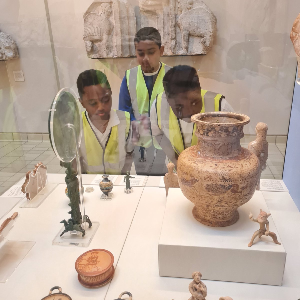missgailno1's tweet photo. Some more great photos of our fantastic trip to @britishmuseum  our topic on Ancient Greece there was so much to see. @woodberrydownN4 @NewWaveFed #year5 5W were very excited to see the amazing artifacts today. So was I @RachelOnyeanusi https://t.co/9QEzf3ejN0
