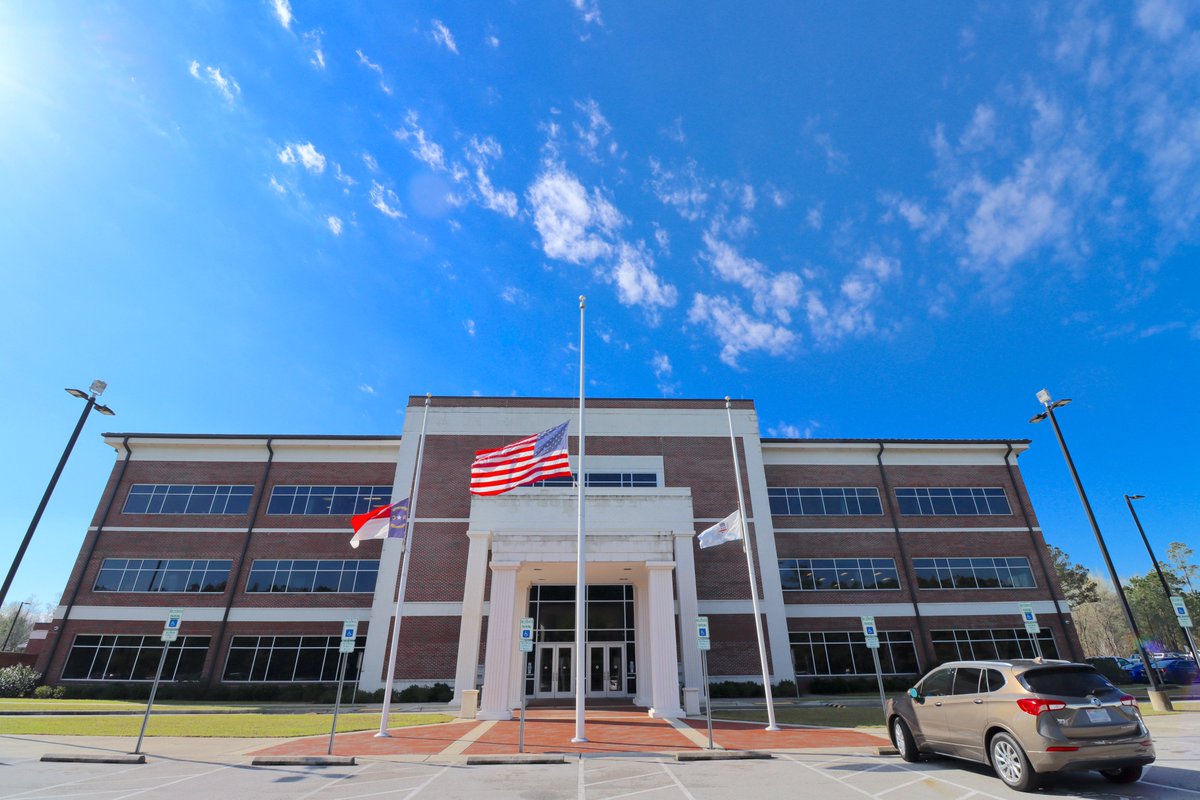 OnslowPIO's tweet photo. NC has ordered all US &amp; NC flags at state facilities to be at half staff March 28-30 in honor of Cpl Jacob M Moore, Gunnery Sgt James W Speedy, Capt Matthew J Tomkiewicz, and Capt Ross A Reynolds who were killed during a training exercise flight in Norway on March 18, 2022. https://t.co/9xCRblQs2h