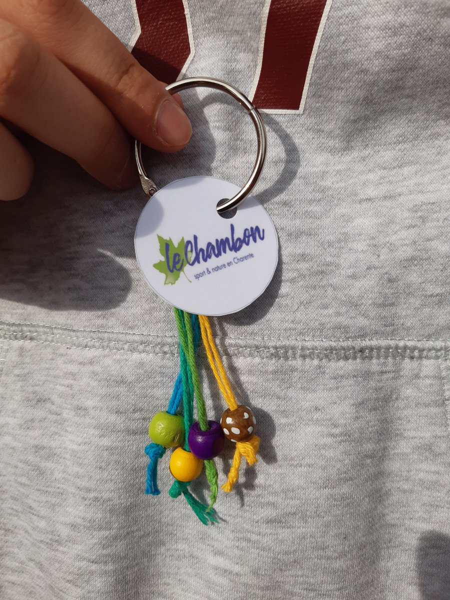 Cm2ferryA's tweet photo. Remise des perles et fabrication des porte-clés en souvenir du challenge "Chambon 2022" : se dépenser, s'organiser, respecter la nature et vivre avec les autres. https://t.co/KP0IlCHQJ8