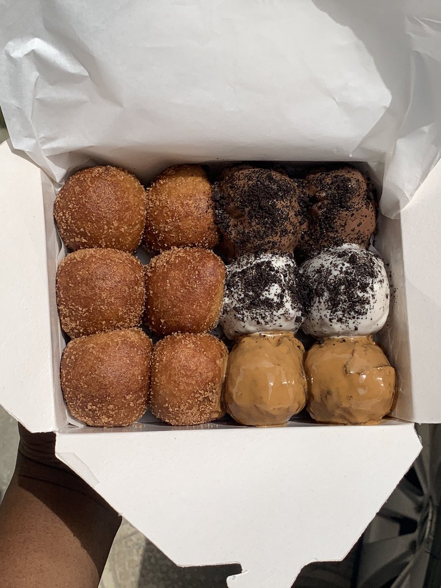 PuffPuffPlace's tweet photo. A box of 12 is 2000
With half plain puffpuff(or with cinnamon sugar) &amp; half with chocolate drizzles)
A box of 12 with full toppings or a mixture of toppings is 2500
You can pick from 4 toppings or mix;
-Lotus Biscoff
-Milk chocolate &amp; Oreo
-Cinnamon sugar
-White chocolate &amp; Oreo https://t.co/07uXpSb4n5
