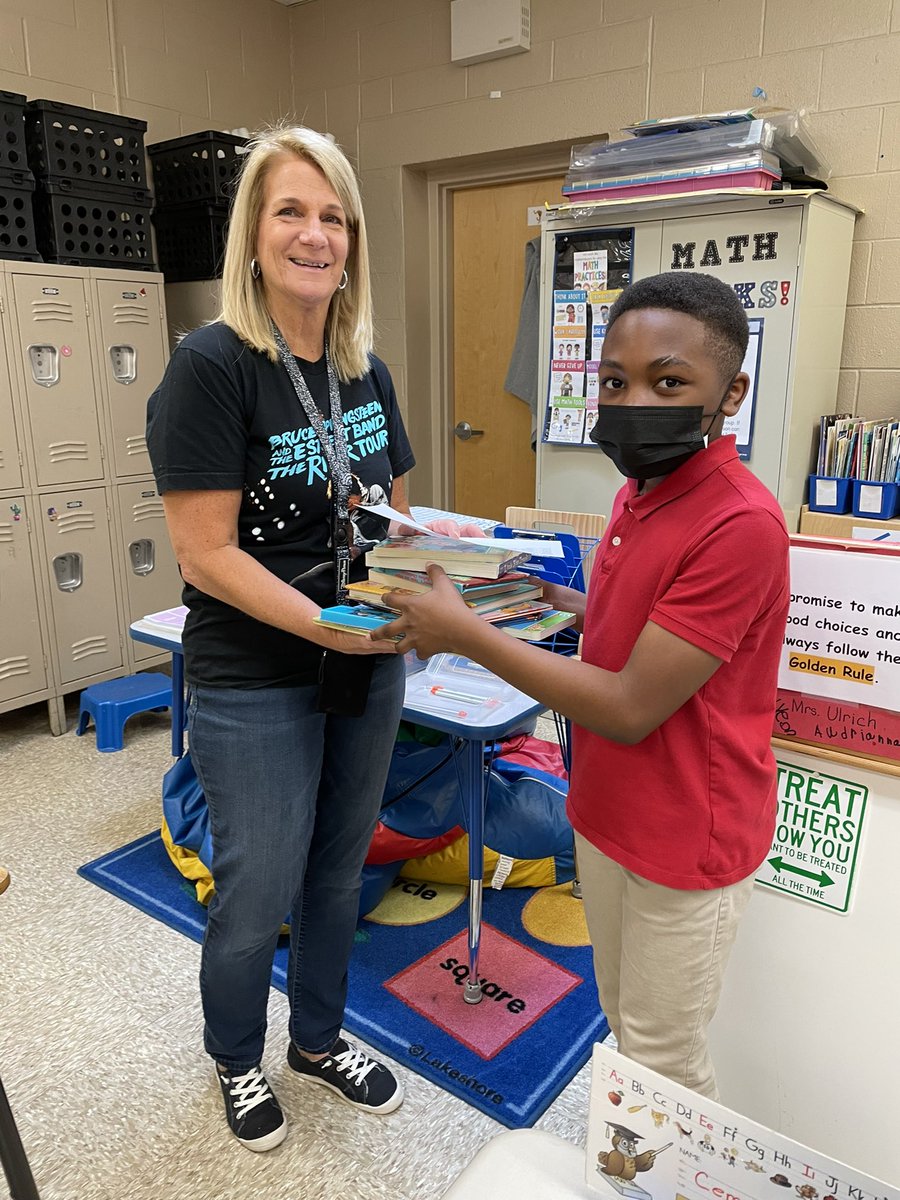 RossiElementary's tweet photo. 📚 Thanks to Book Smiles and Pilla Middle School, our students benefited from the donation of 1,200 books! Our WISE Ambassadors carried out the distribution to all of our students. https://t.co/hfaVC84lkh