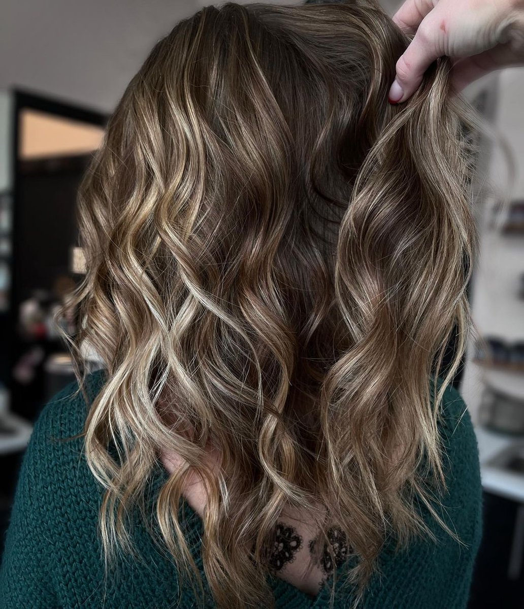 Absolutely breathtaking depth and dimension in this color work by @hairby_kenzzie

"Interior depth is so important for making those blonde pieces pop ✨"