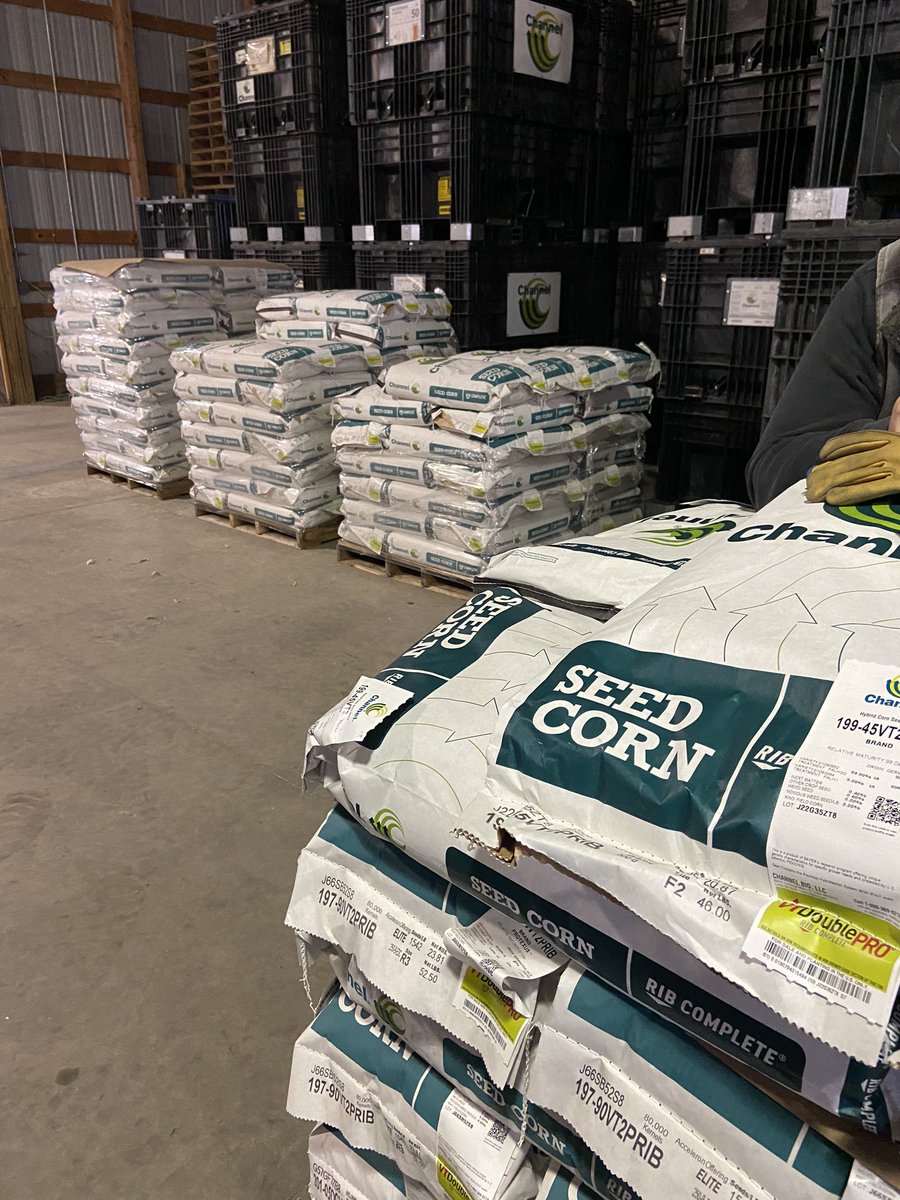 LeoHoiten's tweet photo. Getting some big bushel stuff ready for planting season @SSAgSupplyLLC. #channelseed #plant22 https://t.co/nAc2F9eUk1