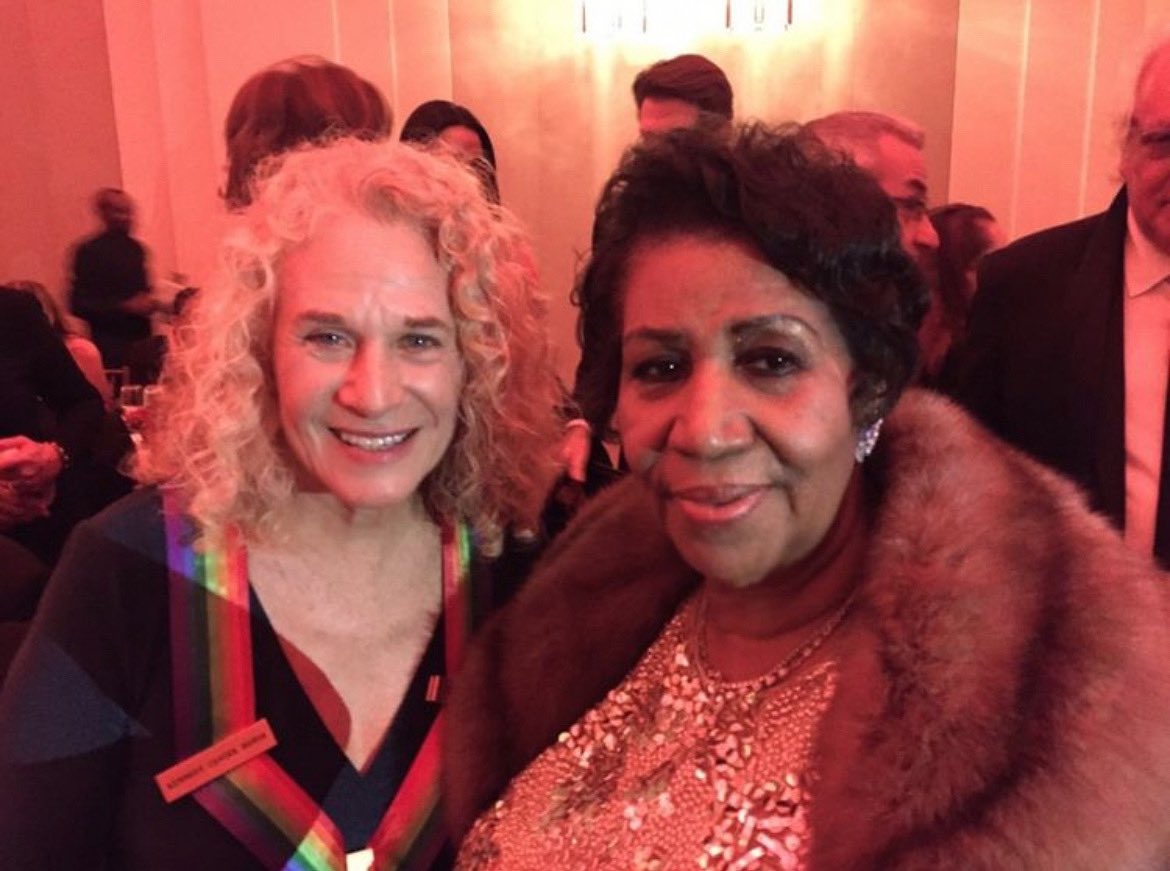 Carole_King's tweet photo. Happy heavenly birthday to the Queen 👑 @arethafranklin ❤️

📷 @sherrykondor https://t.co/yYoKg9YTEf