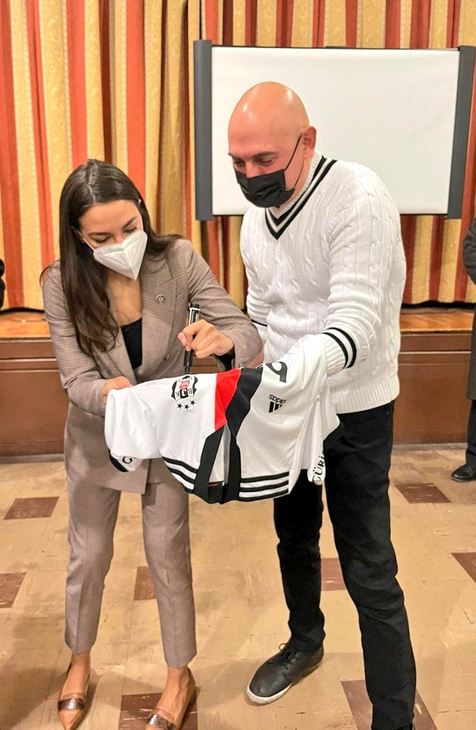 AnilSural's tweet photo. Washington'da Beşiktaşlı milletvekili!

Beşiktaş USA Derneği, Temsilciler Meclisi üyesi Alexandria Ocasio-Cortez'i yeniden ziyaret etti, baloya gelme sözünü aldı @AOC

Dernek başkanı @ferruhzor, koronavirüs sonrası ofisinin kapılarını ilk kez @BesiktasUsa1903'e açtığını belirtti https://t.co/KC8icnHt5D