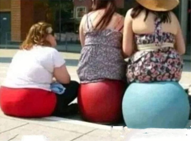 Hakimsh50810727's tweet photo. पहले तो मुझे लगा तीनों बाल पर बैठी हैं..😳😂🤣 https://t.co/pzoL8hG9Rm