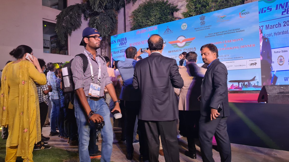 Andrew007Uk's tweet photo. I love so much about India but this is a perennial frustration.
Photographers rarely get organised which I feel is disrespectful to the audience - especially when as large as the wonderful turn our for @WingsIndia2022 😦 consequence is they don't engage fully.
#NothingsPerfect https://t.co/mvG5XlXNz1