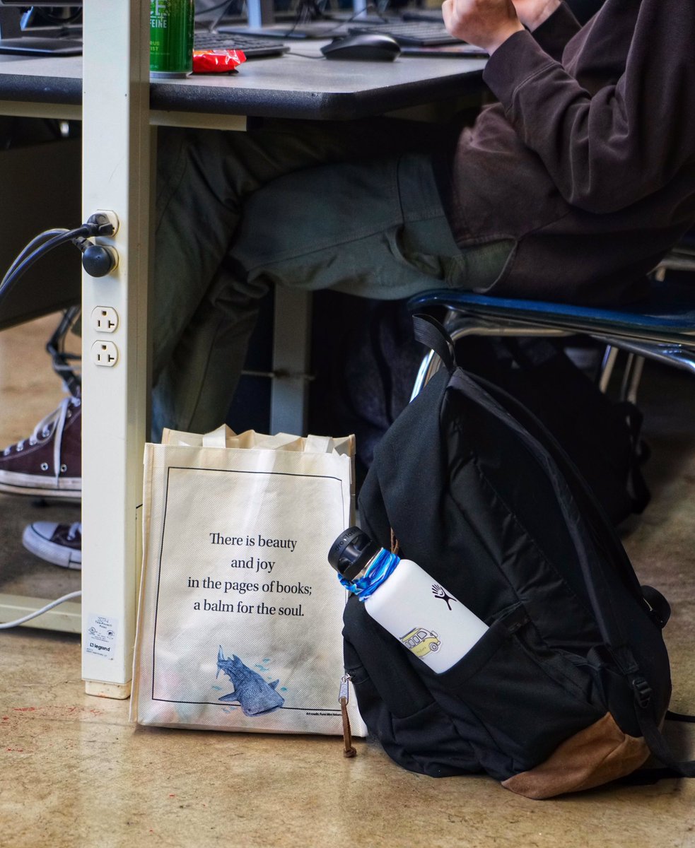 WagonRead's tweet photo. One of the high school students in the classrooms we visited this week had an awesome book bag. #communitythroughbooks https://t.co/gK8GnlPxXz