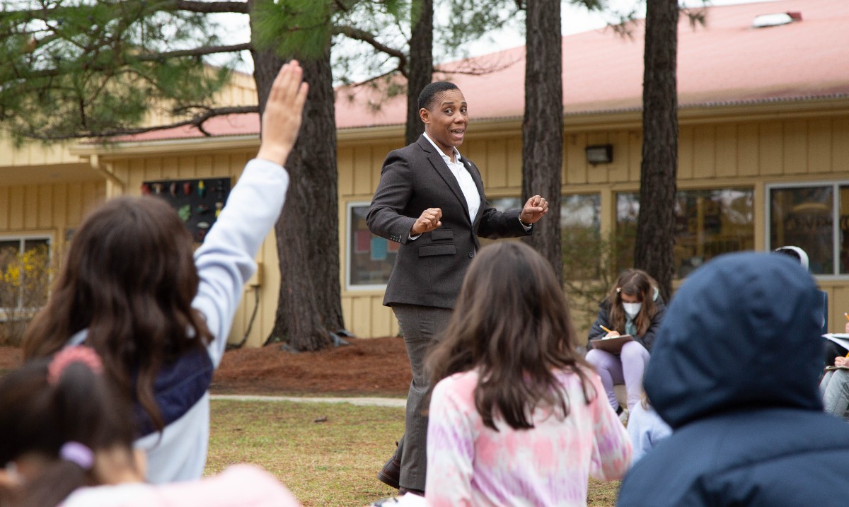 DukeSchool1's tweet photo. NC House Representative @vernettaalston visited with 4th graders as part of their North Carolina Project! She shared about her job and how laws are made. They discussed the Crown Act as well as a student-proposed bill to add swimming pools to all neighborhoods. #dsprojectwork https://t.co/0XymykiYzV