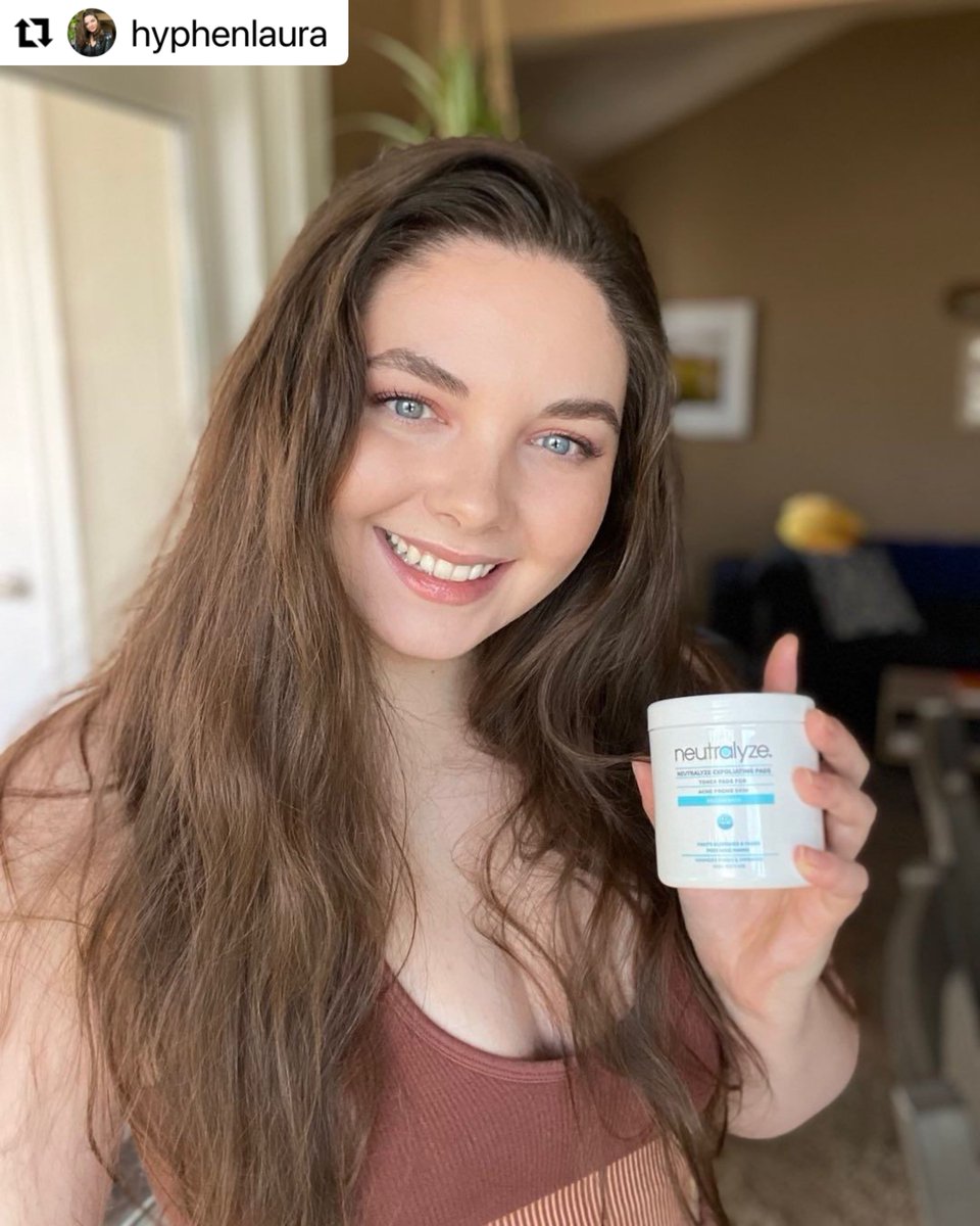 neutralyzeacne's tweet photo. On this ✨ FRESH FACE FRIDAY ✨, we're selfcaring with Laura!
The #Neutralyze Exfoliating Pads are pads with acne-fighting magic that are the perfect addition to any #selfcare or #skincare routine.
Have you tried it yet? 👀
#acne #acnetreatment #acnebreakouts #acnetips https://t.co/gTarCZAuyF