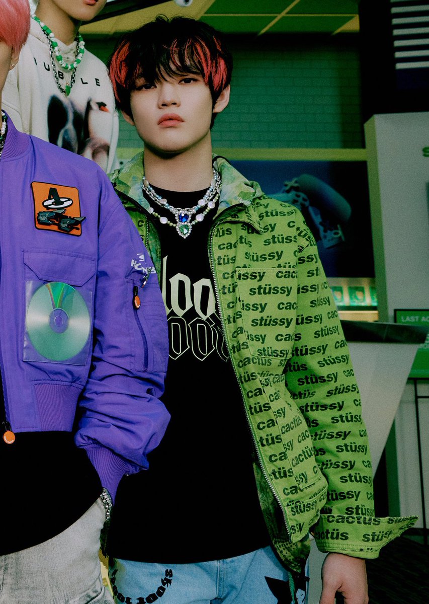 lelemfal's tweet image. pussy written on his jacket so true #chussy