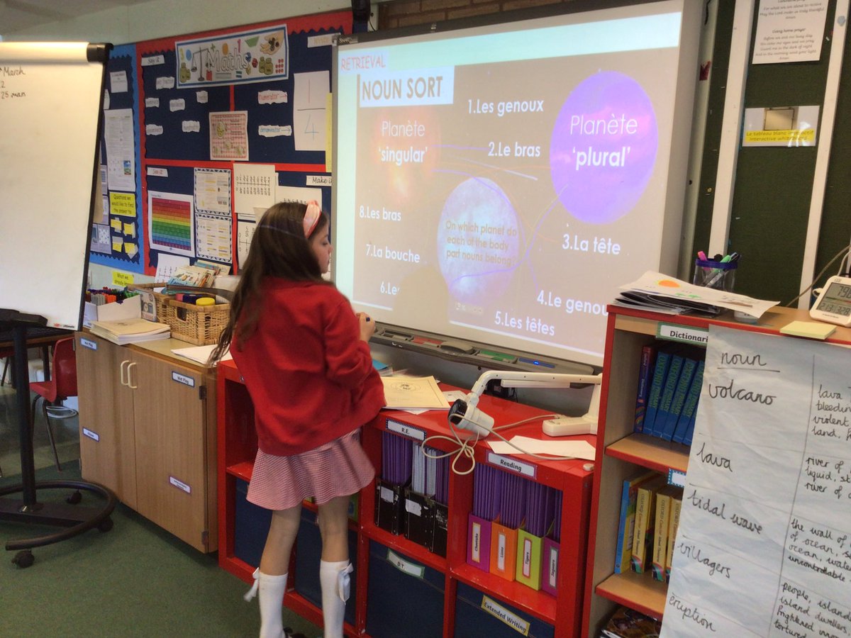 StrettonStMatts's tweet photo. Lots of fun in Year 4 today as we sorted nouns and had a go at translating a sentence. #SSM #SSMYear4 #SSMFrench https://t.co/LGQGzFsCBa