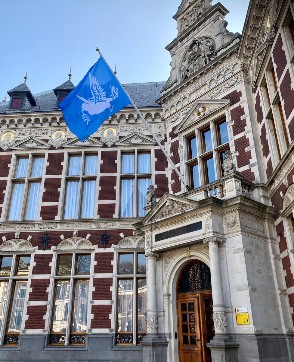 "What is asked of us now is to care for people affected by the war. We take a stand &amp; show solidarity. With Ukrainians fighting for their country, but also with Russians against the Russian regime", powerful words from Rector Henk Kummeling #UUDies
📽️ 👉 youtu.be/My-QBIAPQHE
