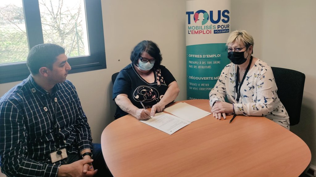 Le #PEC, c'est un contrat tremplin alliant retour à l'#emploi et montée en #compétences. L'agence de #Villefontaine est fière d'accueillir Marie-Paule dans son #équipe
#AvecPoleEmploi #OnEstLaPourVous
<a href="/magnescolomb/">Marie-Agnès Colomb</a> <a href="/nan0882/">Gallon AL</a> <a href="/maurel_aurelie/">Aurelie MAUREL</a>