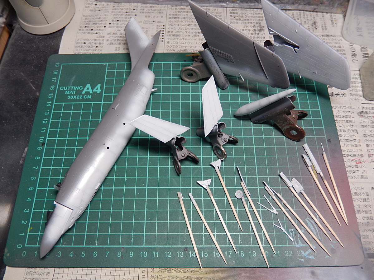 gorimodeler's tweet photo. 塗装開始、白とガルグレーを吹きました。
パネルラインに沿って、下地のやや濃い目のグレーを残すように。
実機はこんなムラムラじゃないですが、あくまで模型的表現という事で。
#春のアメリカ艦載機祭り
#ソード
#F3H https://t.co/Jf1AGcd7H6