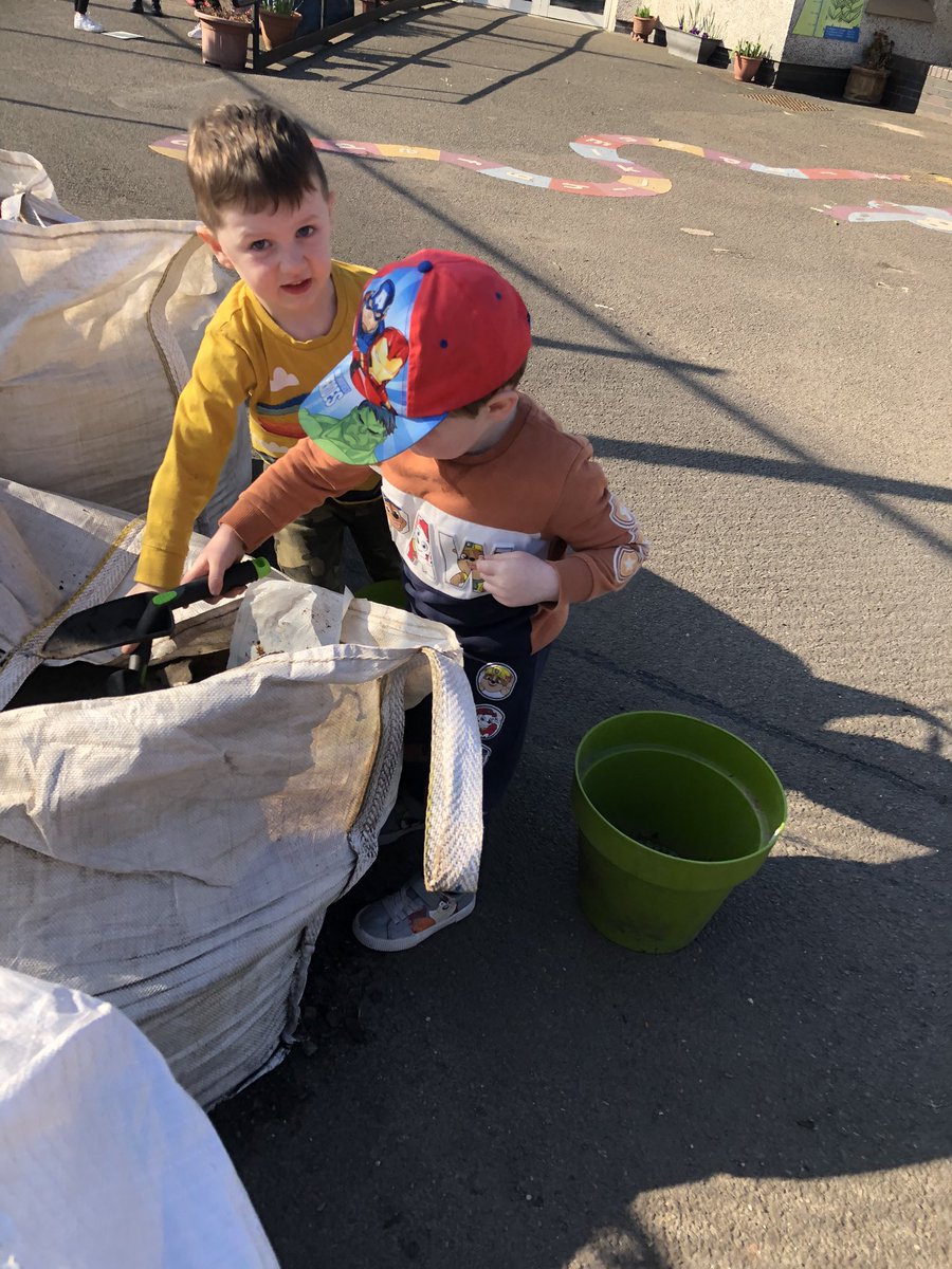 antonineps_nurs's tweet photo. We planted some peas in the nursery garden today! We got some soil from the school playground and planted the seeds. Now we need to take care of them and watch them grow!
“They’ll grow really big” B “Need soil and water to grow” M “And sun” L #antoscience https://t.co/eizphL3NnX