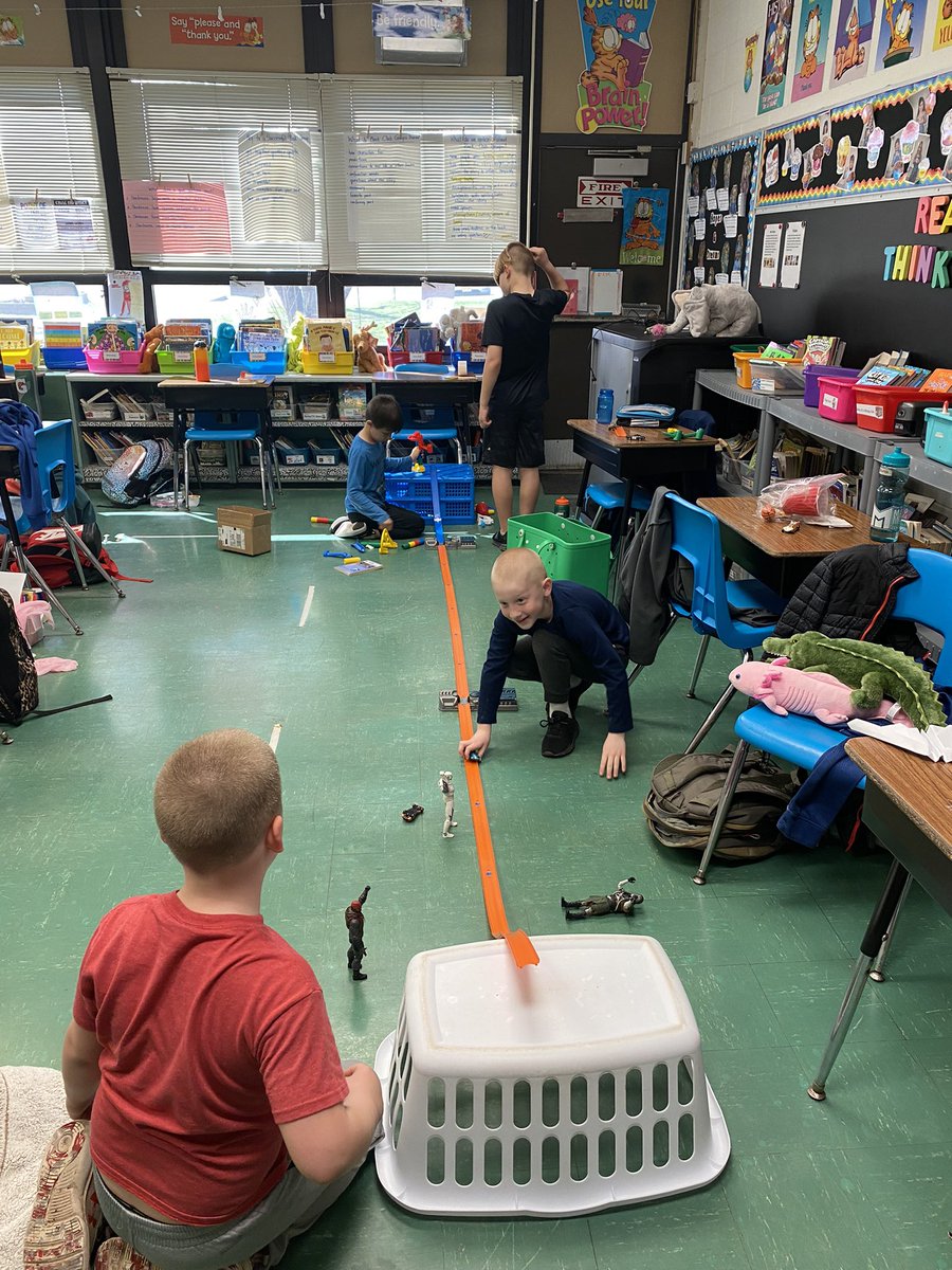 lizmachado68's tweet image. Engineers at work designing and building Rube Goldberg machines to solve a simple task #beartavernpride #rubegoldberg #forcesinmotion