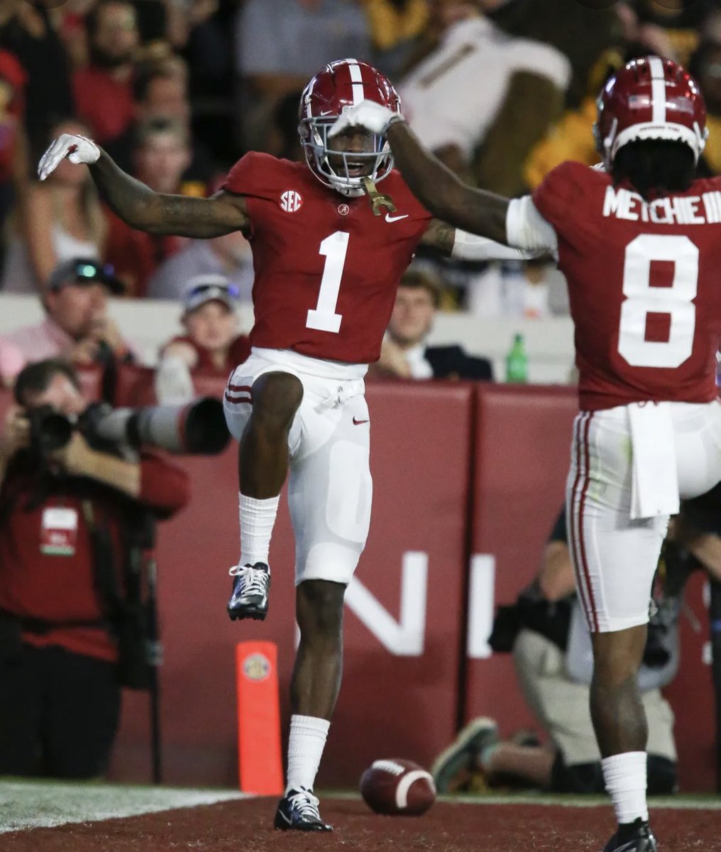 After a great conversation with <a href="/CoachJoeCox/">Joe Cox</a> I am thrilled to have received an offer from The University of Alabama! #rolltide ⚪️🔴