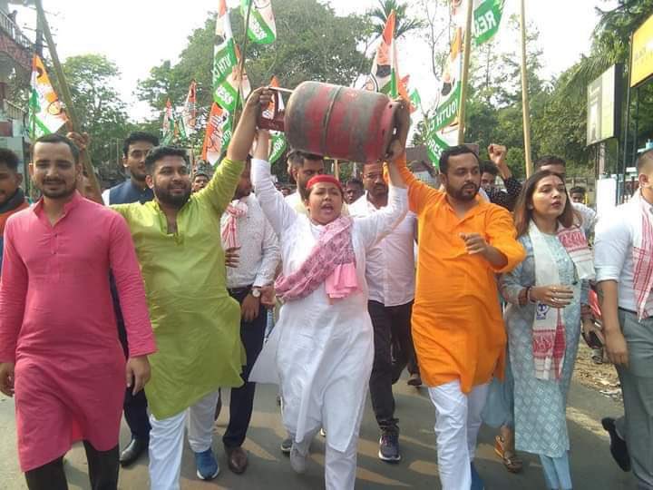 aboyobbhuyan's tweet photo. Such a strong photograph. @IYCAssam President @angkitadutta is one of the fewest and strongest opposition leaders in Assam. 👏🏼

IYC took out a protest in Cachar today against the Govt. over consecutive price hike of Fuels &amp; LPG.q https://t.co/DU1qS9JG4o