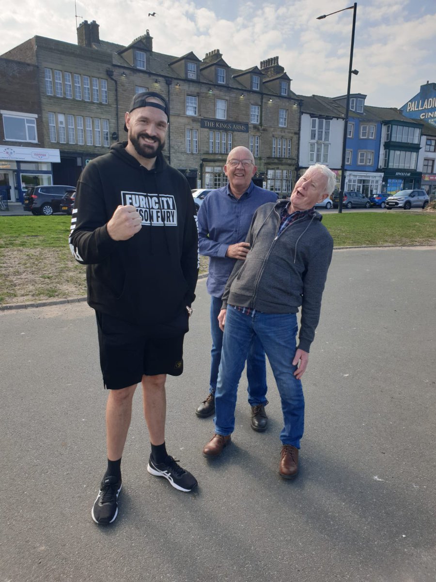 carlieping's tweet photo. When your 6ft+ Dad looks positively tiny 😂 https://t.co/tZyWx7Ry3Z