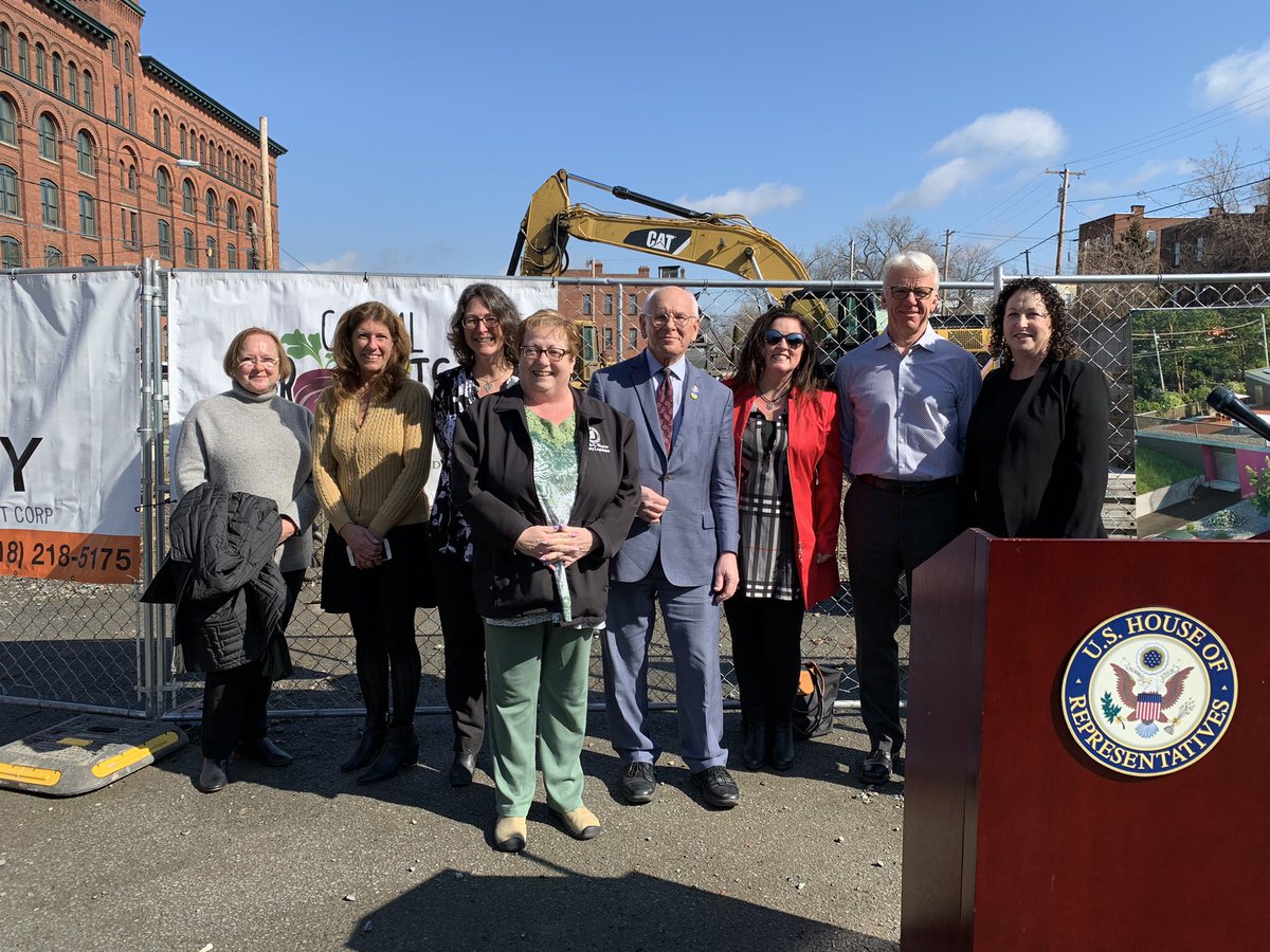 A terrific day in #Troy celebrating $750,000 in new federal Community Project funding for <a href="/CapitalRootsNY/">capitalrootsNY</a>’s Urban Grow Center!

The center provides affordable, fresh, quality food to residents across our region, and this major new investment will help advance its vital mission.