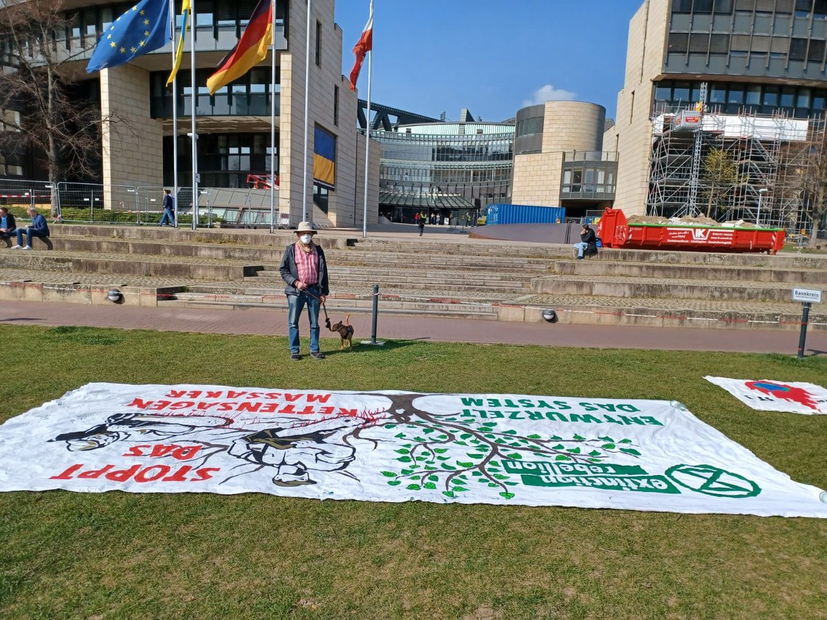 NRW_XR's tweet photo. Wir sind heute in mehreren Städten #NRW|s beim #Klimastreik dabei - u.a. @BochumXr, @XR_Duesseldorf &amp; #Neuss

#PeopleNotProfit #PeaceAndJustice
#StandWithUkraine

#Klimagerechtigkeit braucht die vereinte Anstrengung aller Bewegungen, zusammen sind wir stark ✊ https://t.co/svRiUoZUpf