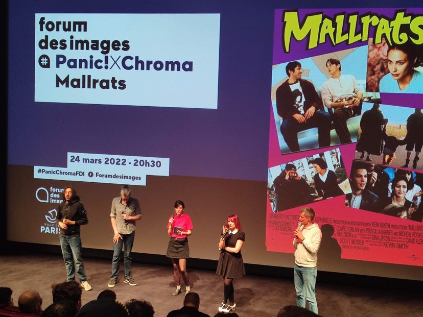 MarieQuasi's tweet photo. Bien trop heureuse d’avoir pu présenter Mallrats et parler de tout l’amour qu’on a pour @ThatKevinSmith hier soir au @forumdesimages avec @PanicCinema, @Gilles__Stella et Karim Debbache 💕
#PanicChromaFDI
#CaVaFaireMALL https://t.co/HOHXLx3JgH