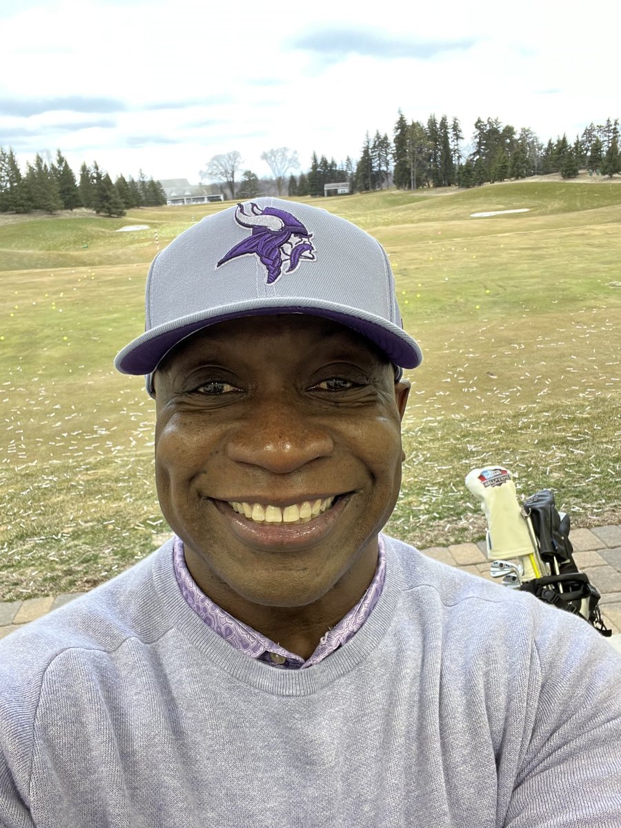 johnnyrandle93's tweet photo. Hanging out with these old friends 🏌🏾‍♂️on #purplefriday -it’s been way to long!! #skol #kneesurgery #winterinmn ⁦@NFLLegends⁩ ⁦@Vikings⁩ https://t.co/flEWsMKSEl