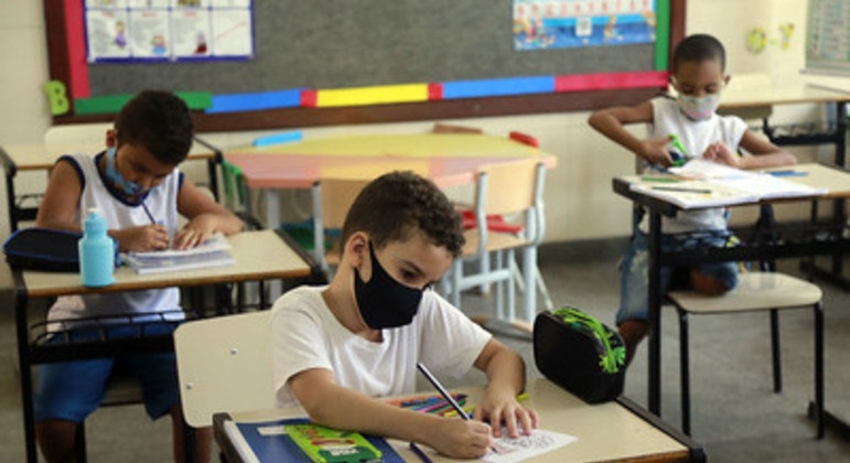 Jornal da USP: Negligenciada no Brasil, ventilação reduziu em mais de 80% risco de infeção por covid em escolas italianas

Com o fim da obrigatoriedade das máscaras, restam menos medidas para a frear a covid, mas elas existem. Uma efetiva e pouco aplicada no 🇧🇷 é a ventilação🧶👇