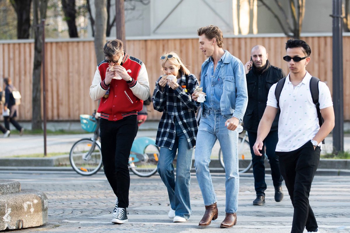 vousjay's tweet photo. OMGG LISA Austin Butler and Utz Peter. 
คอนเนคชั่นปังมากกก ลิซ่ากับออสติน น่าจะรู้จักผ่านคุณปีเตอร์และไคอาอีกที https://t.co/S8IuRZKpQZ