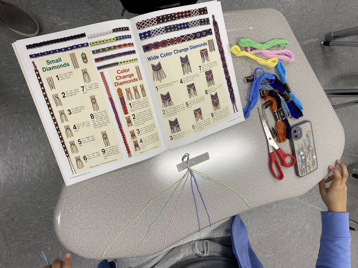 Throwback to my summer camp days making friendship bracelets during the Wellness Expo <a href="/Lightridge_LCPS/">𝐋𝐢𝐠𝐡𝐭𝐫𝐢𝐝𝐠𝐞 𝐇𝐢𝐠𝐡 𝐒𝐜𝐡𝐨𝐨𝐥</a>!