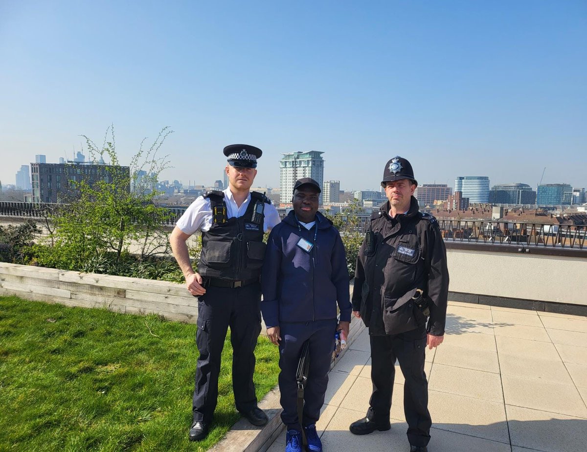 MPSStGeorgeMD's tweet photo. Here pictured with Kola @southwarkhousing during patrols of Dibdin Apts, Blackfriars Rd.  Hats off to Kola for helping out on what should've been his day off! Residents have reported incidents of anti-social behaviour occurring on the roof-top garden area. Visits will continue.. https://t.co/VXntPUzZJs