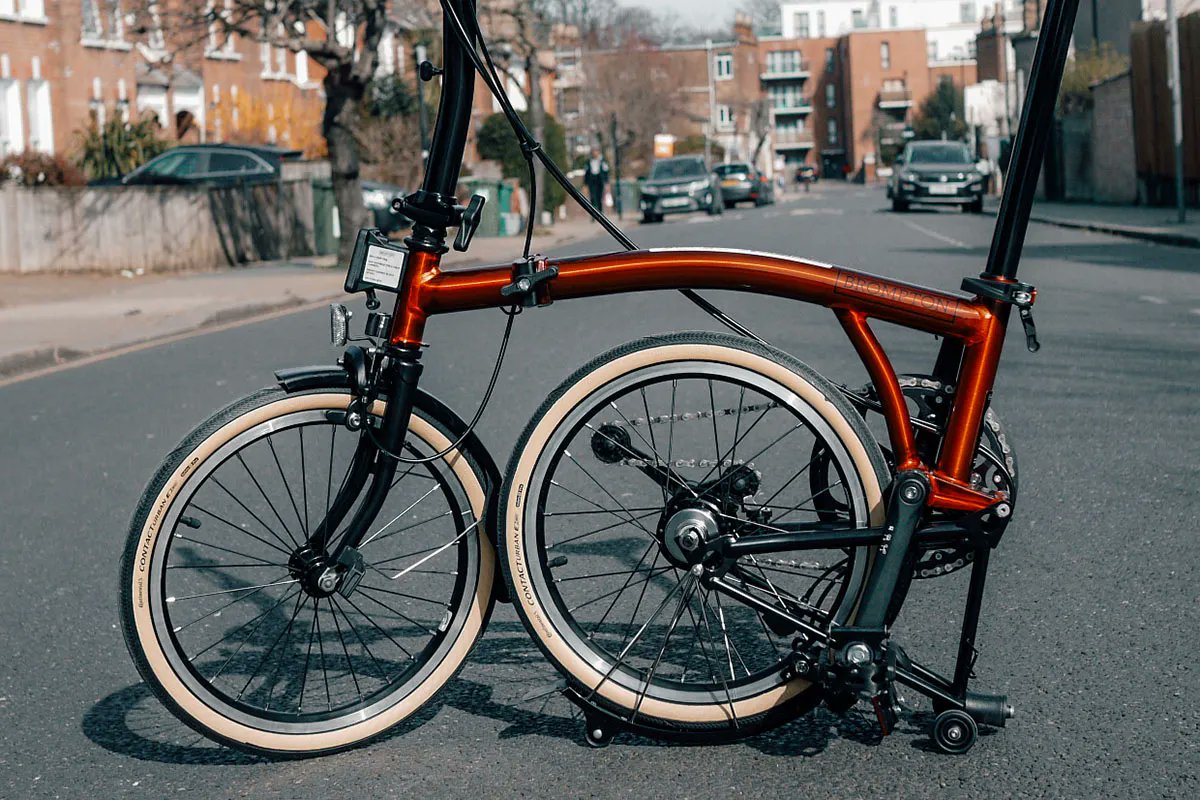 The folding version of Continental Contact Urban for Brompton has landed! Lighter, with improved rolling resistance and folding for better ride quality. The Contact Urban with cream sidewall will make your Brommie look 💎 this summer! Grab a set: condorcycl.es/3qDyc7T