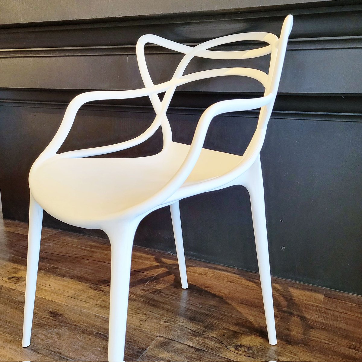 Are you on the hunt for the most comfortable and stylish chair that can go from outdoor patio to indoor dining room? Look no further then this designer inspired white resin chair, also available in counter  #patiochairs #diningchairs #counterheightchairs #summerseating