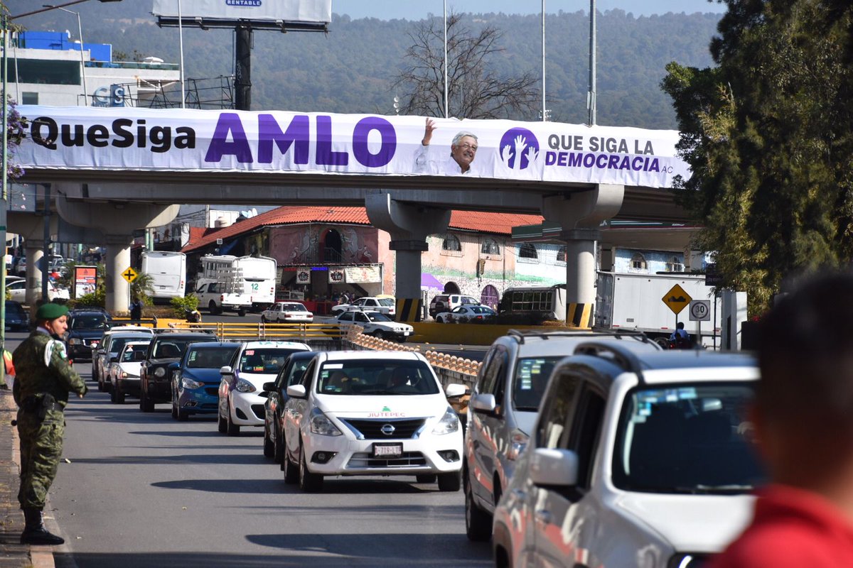 SolDeCuernavaca's tweet photo. #AMLOEnMorelos | Así se manifiestan a favor del presidente Andrés Manuel López Obrador en las afueras de la zona militar
📷: Froylán Trujillo
https://t.co/TJPbX7ilvg https://t.co/9lgi58Vewm