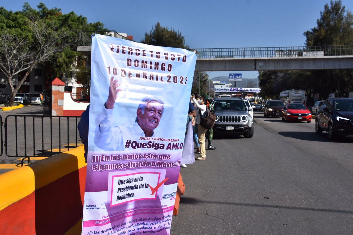 SolDeCuernavaca's tweet photo. #AMLOEnMorelos | Así se manifiestan a favor del presidente Andrés Manuel López Obrador en las afueras de la zona militar
📷: Froylán Trujillo
https://t.co/TJPbX7ilvg https://t.co/9lgi58Vewm