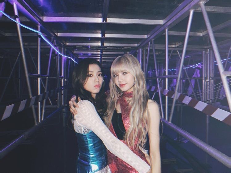 jisoogaIIery's tweet photo. a happiest birthday to the woman who always bring so much positivity for the people around her. i hope u could enjoy this day spending your time with the people u love! keep on shining, we love u 🫶🏻

HBD LALISA MANOBAL
#SuperstarLalisaDay
#LovingLisaDay
#오늘쁘생일인데어쩔릴리 https://t.co/j1jmP8xAt2