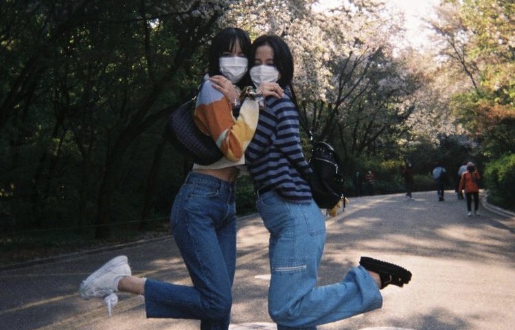 jisoogaIIery's tweet photo. a happiest birthday to the woman who always bring so much positivity for the people around her. i hope u could enjoy this day spending your time with the people u love! keep on shining, we love u 🫶🏻

HBD LALISA MANOBAL
#SuperstarLalisaDay
#LovingLisaDay
#오늘쁘생일인데어쩔릴리 https://t.co/j1jmP8xAt2