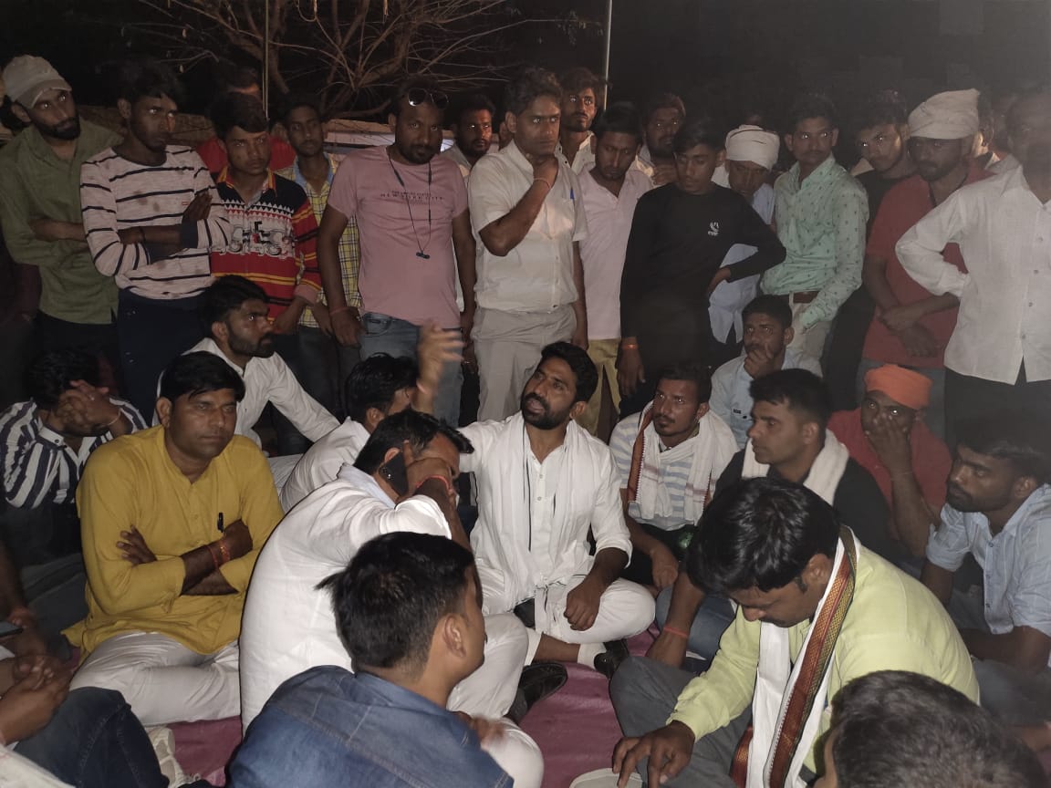 सेना में शहीद हुए माँ भारती के वीर सपूत भाई विक्रम यादव के सैन्य सम्मान व उचित न्याय हेतु चल रहे आंदोलन में धरने स्थल पर आमजन के साथ मौजूद हूँ और तब तक रहूँगा जब तक वीर शहीद भाई को न्याय ना मिल जाये। 

#शहीद_विक्रम_यादव_अमर_रहे